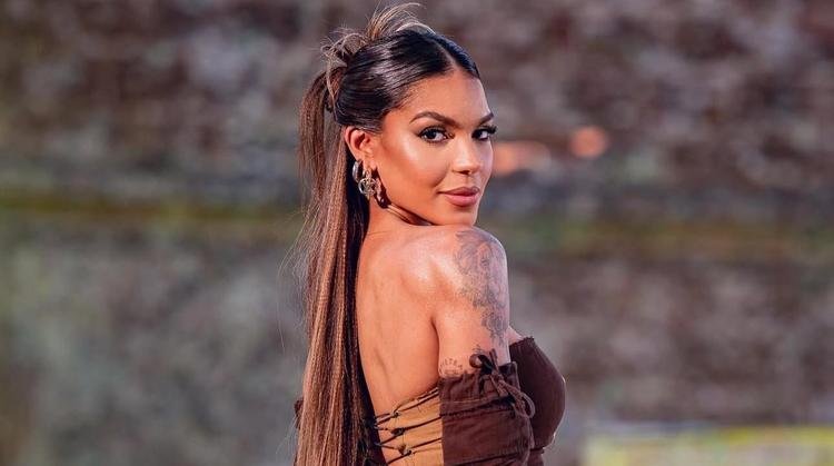 Tays Reis repercute performance de homem vestido de Jesus em bloquinho ga�cho