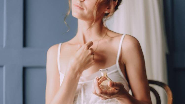Quanto tempo dura um perfume na pele e como fazer ele fixar por mais tempo
