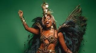 Ator reage ao samba de Iza na Imperatriz e detalhe chama aten��o