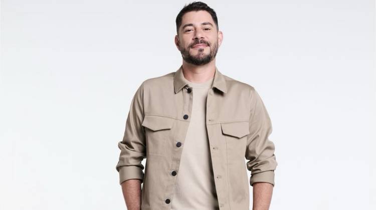 Jornalista Evaristo Costa descansa na It�lia e responde f� que o ligou � antiga emissora de TV