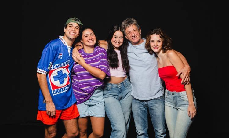 Bernardo Coimbra, Julia Iorio, Luiza Lewicki, Ernesto Piccolo e Isabel Castello Branco posam para foto