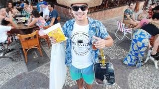 Campanha de verão dá chopp grátis a clientes de chinelo