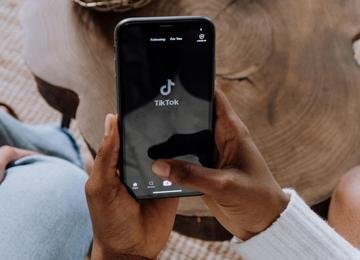TikTok virou consultório de sexo? Saiba até onde confiar nas dicas