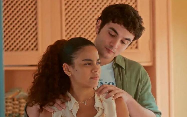 Jenifer (Bella Campos) e Tatá (Caio Manhente) em Vai na Fé