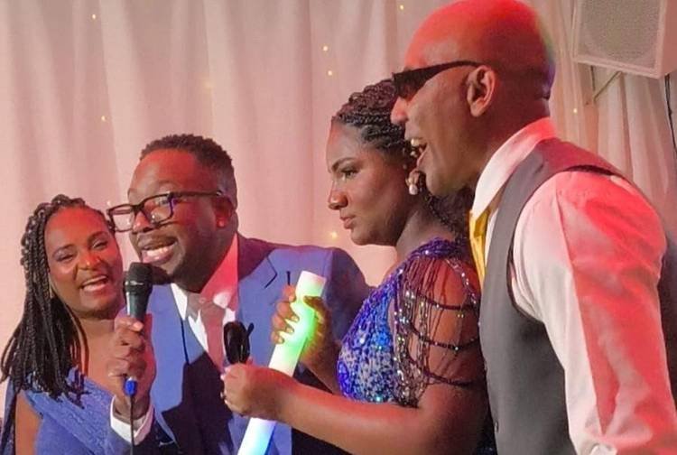 Pagodeiro carioca participou da valsa, cantou seus maiores sucessos e celebrou em fam�lia; figurinos das convidadas foram criados por Maria Madalena Costa, sua m�e

 