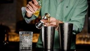 Como montar um bar em casa para receber os amigos com estilo