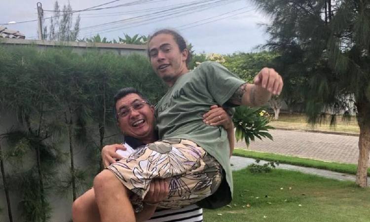 Pai de Whindersson revela estado de sa�de do humorista e desabafa