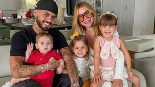 Após polêmicas, Virginia desembarca no Brasil e se despede dos filhos: 'Com o pai'