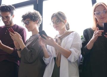 O que o seu jeito de usar o celular diz sobre você? Entenda os sinais