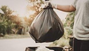 O segredo antigo para nunca mais ter mau cheiro na lixeira da cozinha