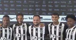 Galo apresenta o "pacote" de refor�os