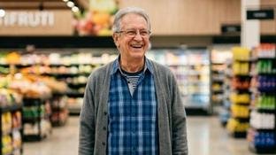 Guia completo: 3 direitos dos idosos em supermercados garantidos por lei