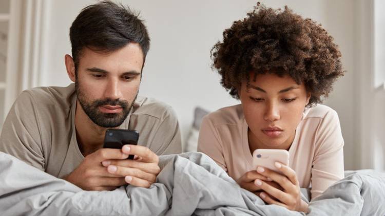 Sexting: veja como usar mensagens sensuais para estimular o desejo e a conexão