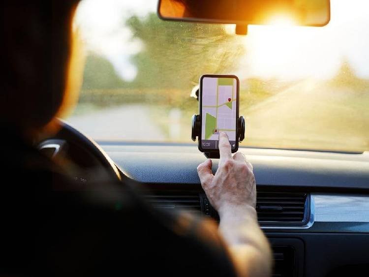 motorista mexendo no app