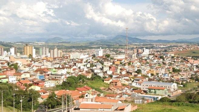 Crian�a � levada pela correnteza enquanto brincava em c�rrego