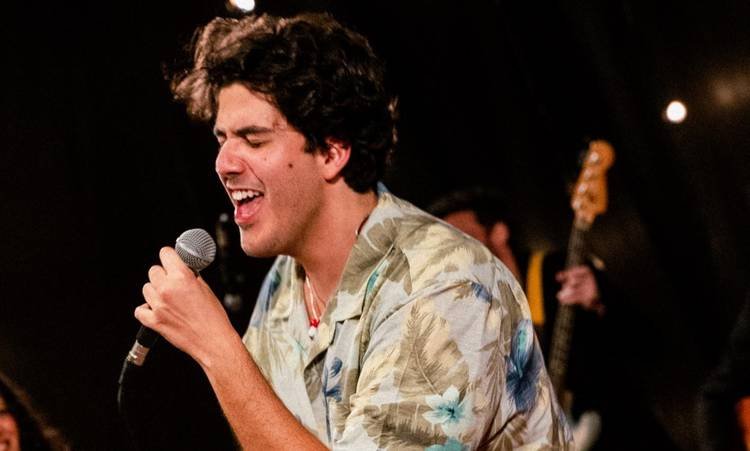 Faixas do �lbum de Al� invadem a r�dio e dominam as telonas; saiba mais