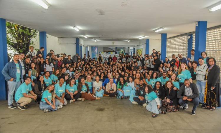 Atrizes e jornalista participam de encontro com jovens no Rio