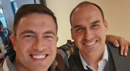 Caporezzo se encontra com Eduardo Bolsonaro e volta a defender Cleitinho