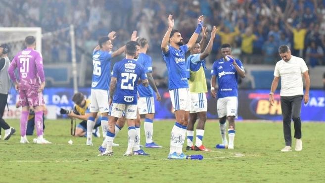 Cruzeiro deixa zona de rebaixamento e 'empurra' gigante do futebol brasileiro