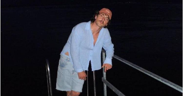 Benson Boone faz cover de Adele durante show nos EUA