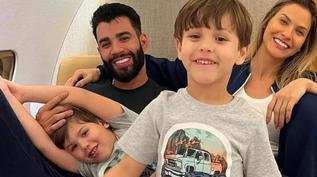 Filhos de Gusttavo Lima sonham em passear de �nibus: 'S� andam de jatinho'