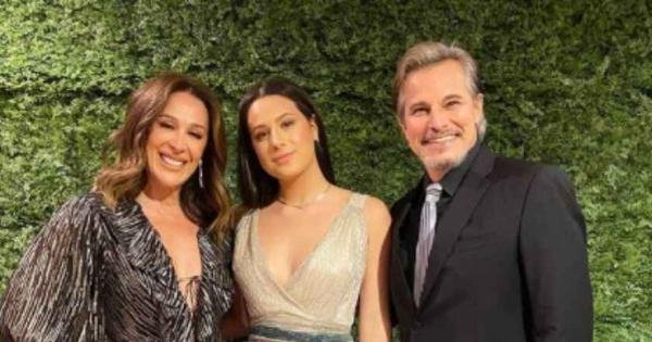 Claudia Raia celebra formatura da filha: 'te amo do tamanho do universo' - Vimarsana News