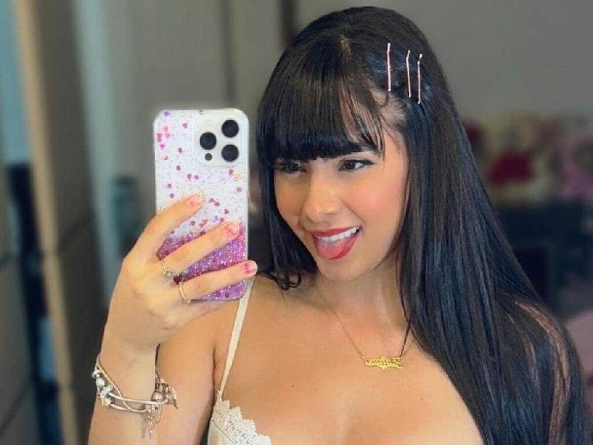 De fio-dental, Juliana Bonde empina o bumbum e faz clima esquentar na web -  Famosos | Entretenimento