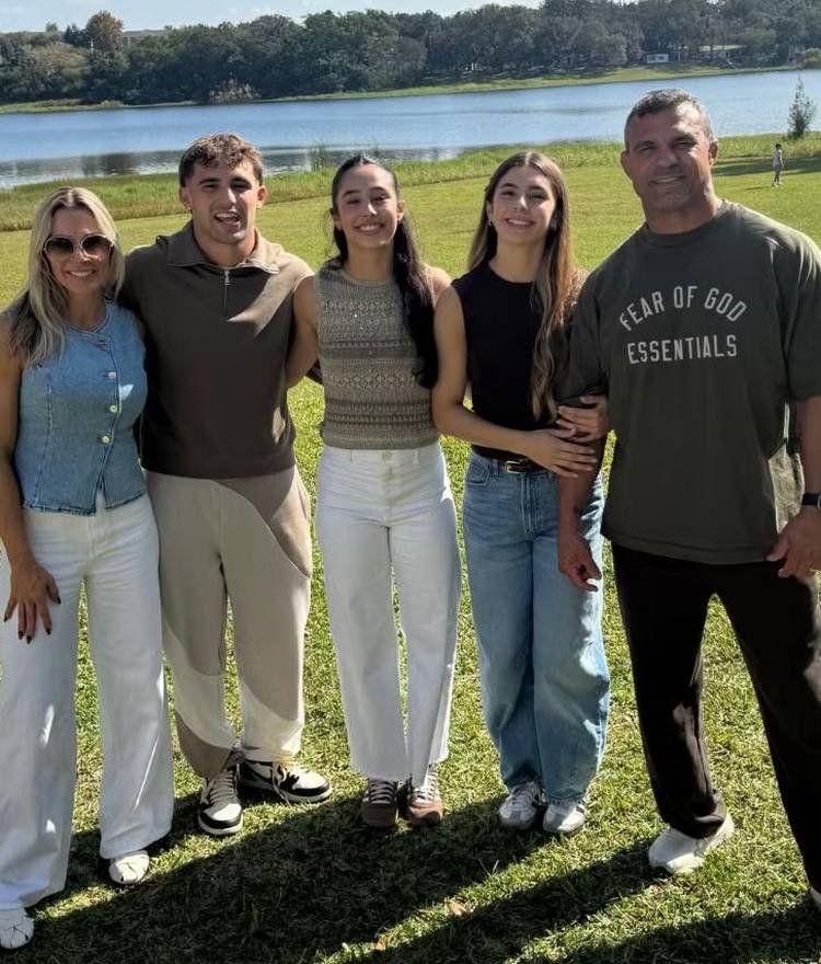 Vitor Belfort e Joana Prado ao lados dos filhos