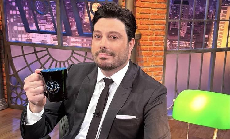 Humorista segue na emissora da família Abravanel desde 2014, quando estreou à frente do 