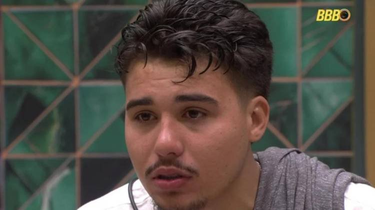 Vendedor, que desistiu do programa ap�s assediar Jordana, est� sendo tratado como um participante expulso pela dire��o