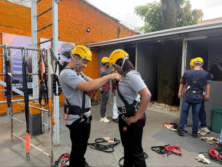 Treinamento prático de NR 35 simula situações de trabalho em altura em ambiente monitorado
