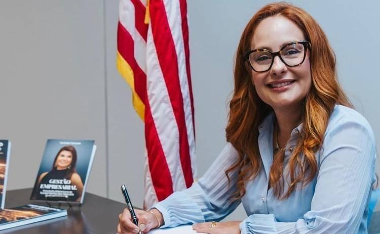 Flavia Ten�rio lan�a seu primeiro livro na biblioteca p�blica de Orlando