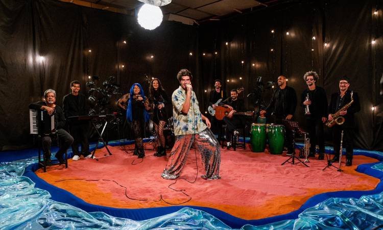 Faixas do �lbum de Al� invadem a r�dio e dominam as telonas