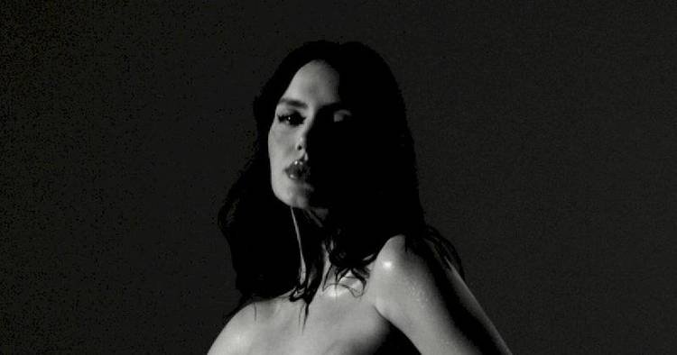 A vertigem pop de J�lia Rezende: cantora lan�a 'Ponta Cabe�a', clipe gravado em plano sequ�ncia��