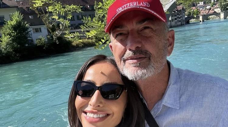 Apresentadora levou o pai ao local de origem da av� e, ao retornar, viu Zoe se divertindo ao lado dos pets, que detonaram o m�vel por estresse, segundo ela