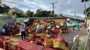 Caminh�o de laranjas tomba e interdita via pr�xima � Av. Amazonas, em BH - foto: Wellington Barbosa/EM/D.A.Press