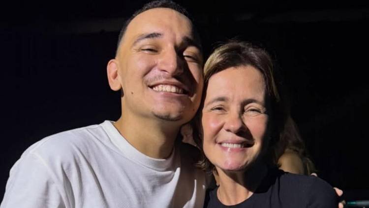 Cantor n�o conseguiu conter a felicidade ao encontrar a atriz