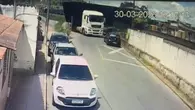 Acidente com carreta deixa um ferido após carreta ser arrastada e atingir carros, postes e muro na tarde de segunda-feira