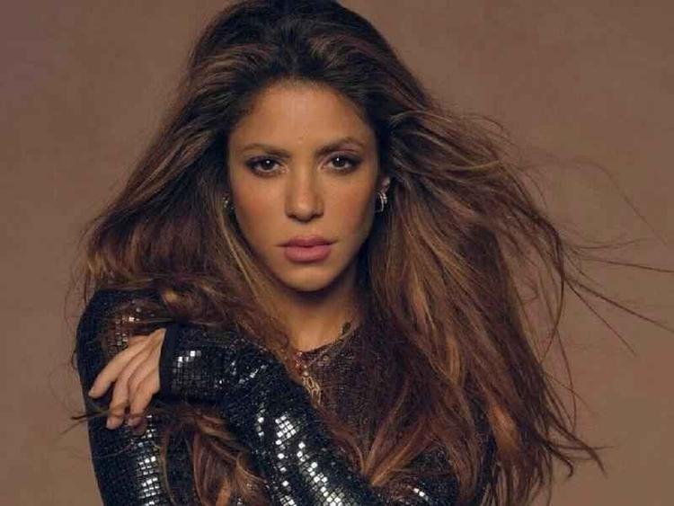 Shakira causa del&iacute;rio dos f&atilde;s com decote ao som de m&uacute;sica feita para o  ex-marido - Famosos | Entretenimento