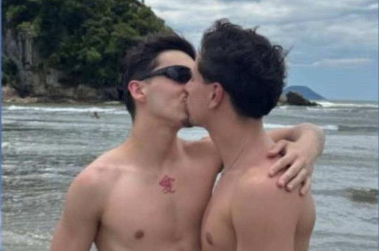 Lucas Santos, filho da cantora gospel Eyshila, beijando o namorado.