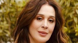 Gr�vida, Claudia Raia surge com look coladinho e deixa barriguinha � mostra