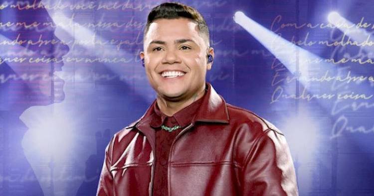 De surpresa, Felipe Ara�jo invade o palco do Villa Country