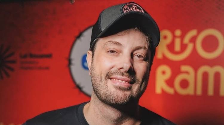 Apresentador Danilo Gentili exibe conquistas e alfineta imprensa com n�meros expressivos