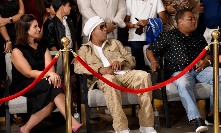 Com Ronaldinho Gaúcho entre os convidados centrais, a atriz e cantora soltou a voz em plena Ocean Drive e não escondeu a satisfação: 