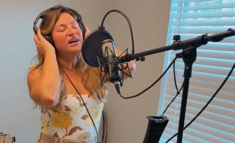 Cantora e compositora Lydia Heberle inicia outubro em alta e comemora nova etapa nos Estados Unidos