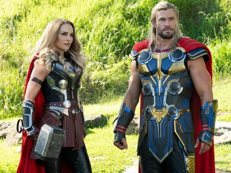 Natalie Portman e Chris Hemsworth em Thor: Amor e Trov�o.