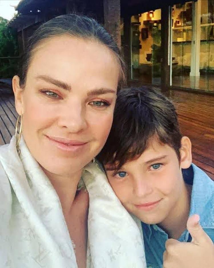 Let�cia Birkheuer com filho