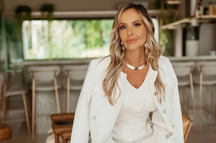 Rafaela Consani vira sensa��o entre celebs e prepara livro sobre t�cnica que criou