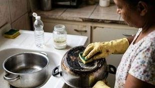 Adeus, panela queimada: limpe tudo com vinagre e bicarbonato