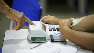 Prazo para atualizar cadastro eleitoral em Minas Gerais termina em maio - foto: Eleitores atualizam cadastro eleitoral em cart�rio de Minas Gerais antes do prazo final de 6 de maio - Foto: Senado Federal